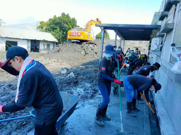 廣野企業志工於花蓮協助清淤