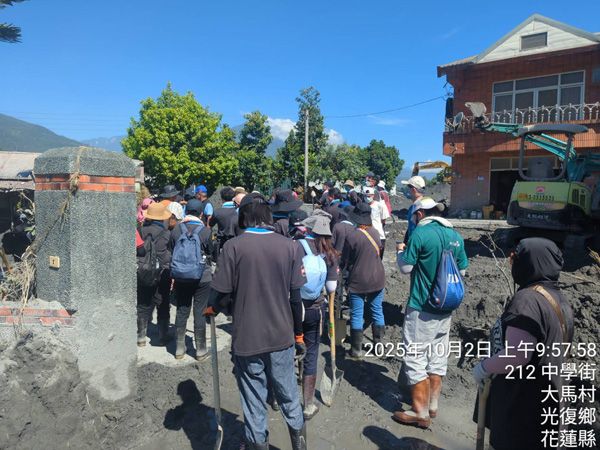 廣野企業志工團前往現場協助清淤