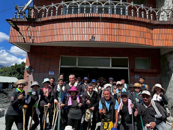 廣野企業志工於花蓮協助清淤大合照